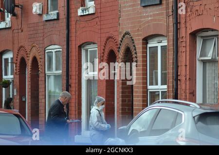 Police Cordon Friendship Ave, Manchester, Regno Unito. Dichiarazione della polizia di Greater Manchester: 'Intorno alle ore 10.20 la notte scorsa (domenica 8 agosto 2021) la polizia è stata chiamata a Woodland Road, Manchester per le segnalazioni di un tentato omicidio. Gli ufficiali hanno partecipato e stabilito che un uomo di 63 anni era stato colpito da una Citroen C5 auto e ha subito gravi lesioni. L'auto utilizzata nell'incidente è stata poi recuperata da ufficiali e l'uomo è stato portato in ospedale dove rimane per il trattamento. Due uomini, di 28 e 25 anni, sono stati arrestati per sospetto di tentato omicidio. Rimangono in custodia per le domande." Foto Stock