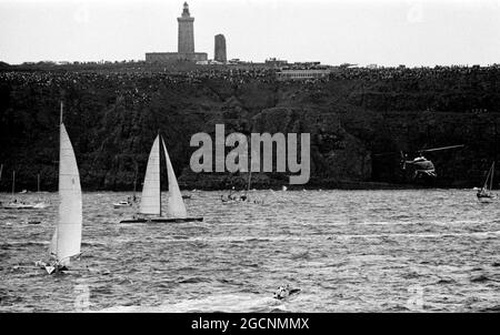 AJAXNETPHOTO. NOVEMBRE 1982. ST.MALO, FRANCIA. - BATTAGLIA DEI FAVORITI - (L-R) ELF AQUITAINE (MARC PAJOT, FR.) E COLT AUTOMOBILI (ROB JAMES, GBR.) JOSTLE PER LA POSIZIONE AL VIA DELLA SECONDA ROTTA DEL RHUM GARA NELLA BAE DI ST.MALO. PHOTO:JONATHAN EASTLAND/AJAX REF: 821007 11058 Foto Stock