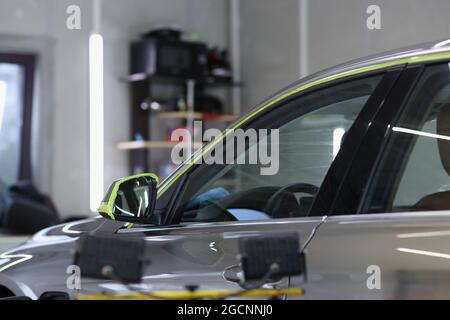 Preparazione della vettura per la lucidatura presso il centro di assistenza Foto Stock