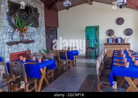 LA GRAN PIEDRA, CUBA - 2 FEBBRAIO 2016: Interno di un ristorante a la Gran Piedra (Big Rock) nella catena montuosa della Sierra Maestra vicino a Santiago de Cuba, Cuba Foto Stock