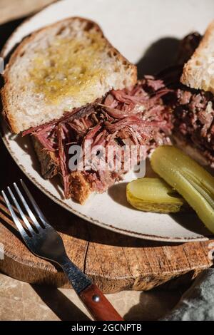 Sandwich Reuben di manzo tirato in casa con pane di pasta acida, primo piano Foto Stock