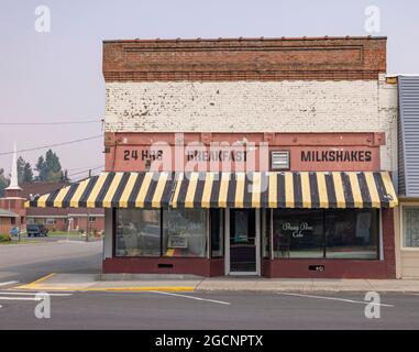 Aperto 24 ore su 24, il Busy Bee Cafe sulla Main Street, Garfield, Washington state, USA, che illustra il declino urbano della piccola città Foto Stock