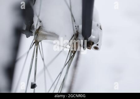 Ruota di bicicletta completamente coperta da neve chiocciata Foto Stock