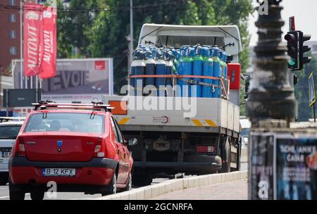 Bucarest, Romania - 12 luglio 2021: Le bombole di gas contenenti ossigeno e gas inerte vengono trasportate in un camion su una strada trafficata a Bucarest. Foto Stock