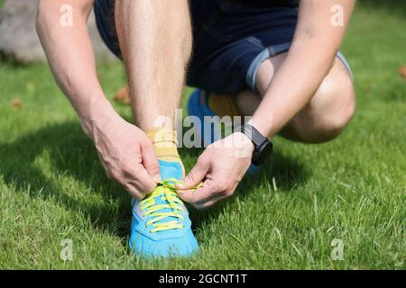 Giovane maschio runner ottenere pronto per iniziare Foto Stock