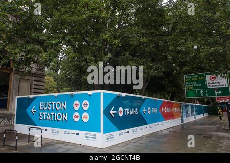 Londra, Regno Unito. 5 agosto 2021. Un'accaparramento è raffigurato intorno a lavori per il collegamento ferroviario ad alta velocità HS2 in Euston Square Gardens. Una nuova stazione di taxi temporaneo è in fase di costruzione per la stazione di Euston a seguito della rimozione di una rete di 30 m di gallerie scavate da attivisti della ribellione HS2 che cercano di ritardare o prevenire l'abbattimento di alberi sul sito. Credit: Mark Kerrison/Alamy Live News Foto Stock