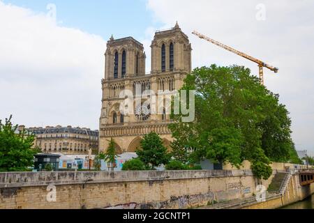 PARIGI, FRANCIA - 06 agosto 2021: Costruzione della Cattedrale di Notre-Dame de Paris a Parigi, Francia, sotto restauro dopo la distruzione del fuoco Foto Stock