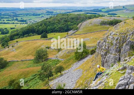 La cima di Pot Scar era dominata da un enorme e esteso caverna che presentava una vista fantastica di Ingleborough. Foto Stock