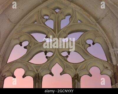 Abbazia di Bebenhausen (ex monastero cistercense): Arco finestra nel chiostro, cielo serale, parte di Tübingen, Baden-Württemberg, Germania Foto Stock