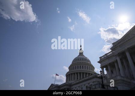 Washington DC, Stati Uniti. 9 agosto 2021. L'esterno del Campidoglio degli Stati Uniti è visto come i senatori lavorano per far avanzare la legge bipartisan sulle infrastrutture a Washington, DC, lunedì 8 agosto 2021. Il Senato si aspetta che si proceda alla votazione finale martedì mattina. Foto di Sarah Silbiger/UPI Credit: UPI/Alamy Live News Foto Stock