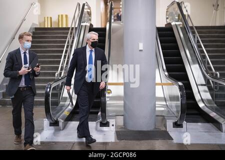Washington DC, Stati Uniti. 9 agosto 2021. Il senatore Rob Portman (R-OH) cammina attraverso la metropolitana del Senato presso il Campidoglio degli Stati Uniti mentre il Senato lavora per far avanzare la legge bipartisan sulle infrastrutture a Washington, DC, lunedì 8 agosto 2021. Il Senato si aspetta che si proceda alla votazione finale martedì mattina. Foto di Sarah Silbiger/UPI Credit: UPI/Alamy Live News Foto Stock