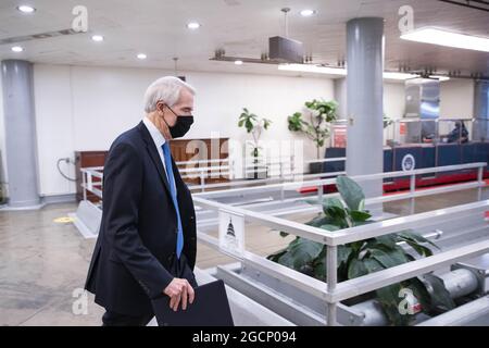 Washington DC, Stati Uniti. 9 agosto 2021. Il senatore Rob Portman (R-OH) cammina attraverso la metropolitana del Senato presso il Campidoglio degli Stati Uniti mentre il Senato lavora per far avanzare la legge bipartisan sulle infrastrutture a Washington, DC, lunedì 8 agosto 2021. Il Senato si aspetta che si proceda alla votazione finale martedì mattina. Foto di Sarah Silbiger/UPI Credit: UPI/Alamy Live News Foto Stock