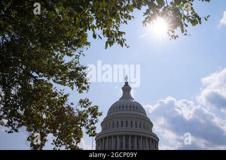 Washington DC, Stati Uniti. 9 agosto 2021. L'esterno del Campidoglio degli Stati Uniti è visto come il Senato lavora per far avanzare la legge bipartisan sulle infrastrutture a Washington, DC, lunedì 8 agosto 2021. Il Senato si aspetta che si proceda alla votazione finale martedì mattina. Foto di Sarah Silbiger/UPI Credit: UPI/Alamy Live News Foto Stock