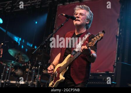 Wickham, Regno Unito. 8 agosto 2021. Pat Davey, ex bassista con la Tom Robinson Band e Seven, ha suonato sul palco con Cregan & Co al Wickham Festival. Credit: SOPA Images Limited/Alamy Live News Foto Stock