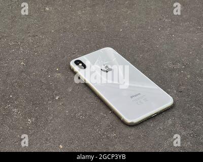 MOSCA, RUSSIA - 29 luglio 2021: Smartphone Apple rotto che vola a terra. Telefono rotto, distrutto, danneggiato. Incidente con dispositivo, gadget. Foto Stock