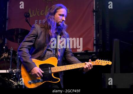 Wickham, Regno Unito. 8 agosto 2021. Benjamin Collett Mills, vincitore dell'album Platinum, aka ben Mills, chitarrista rock inglese e finalista di X-Factor, si esibisce sul palco con la band Cregan & Co al Wickham Festival. (Foto di Dawn Fletcher-Park/SOPA Images/Sipa USA) Credit: Sipa USA/Alamy Live News Foto Stock