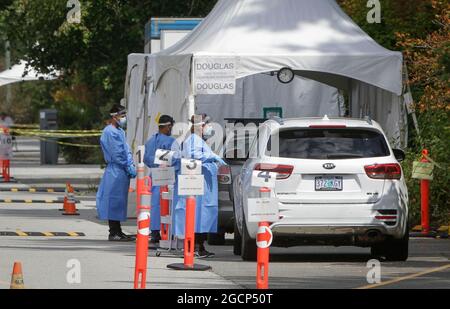 Surrey, Canada. 9 agosto 2021. I veicoli provenienti dagli Stati Uniti vengono arrestati per prove casuali COVID-19 all'attraversamento del confine dell'arco della Pace a Surrey, British Columbia, Canada, il 9 agosto 2021. Il Canada ha iniziato unilateralmente a consentire l'ingresso da parte di cittadini statunitensi e residenti permanenti completamente vaccinati lunedì dopo che i due paesi hanno accettato di chiudere il confine a viaggi non essenziali a causa della pandemia COVID-19 17 mesi fa. Credit: Liang Sen/Xinhua/Alamy Live News Foto Stock