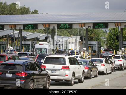 Surrey, Canada. 9 agosto 2021. I veicoli si allineano per entrare in Canada all'attraversamento del confine dell'arco della Pace a Surrey, British Columbia, Canada, il 9 agosto 2021. Il Canada ha iniziato unilateralmente a consentire l'ingresso da parte di cittadini statunitensi e residenti permanenti completamente vaccinati lunedì dopo che i due paesi hanno accettato di chiudere il confine a viaggi non essenziali a causa della pandemia COVID-19 17 mesi fa. Credit: Liang Sen/Xinhua/Alamy Live News Foto Stock