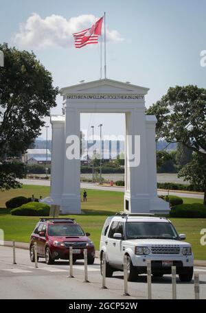 Surrey, Canada. 9 agosto 2021. I veicoli provenienti dagli Stati Uniti si spostano oltre il monumento dell'arco della Pace al confine con l'arco della Pace a Surrey, British Columbia, Canada, il 9 agosto 2021. Il Canada ha iniziato unilateralmente a consentire l'ingresso da parte di cittadini statunitensi e residenti permanenti completamente vaccinati lunedì dopo che i due paesi hanno accettato di chiudere il confine a viaggi non essenziali a causa della pandemia COVID-19 17 mesi fa. Credit: Liang Sen/Xinhua/Alamy Live News Foto Stock