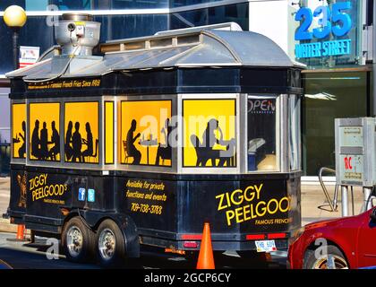 St. John's, Terranova, Canada - 12 agosto 2018: Il famoso trailer delle patatine di Ziggy Peelgood, parcheggiato su Water Street nel centro di St. John's, è molto popolare Foto Stock