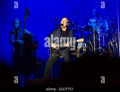 Mark Knopfler si esibisce dal vivo al Palau Sant Jordi Foto Stock