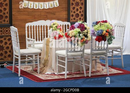tavolo e sedie per la cerimonia di nozze con un tema rustico, e un romantico e artistico shabby chic. Foto Stock