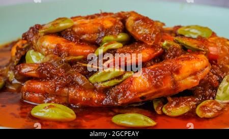 Delizioso piatto piccante di gamberi con fagioli stinky conosciuto in Malesia come Sambal Udang Petai. Foto Stock