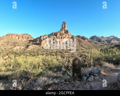 Escursioni attraverso le Superstition Mountains sull'Arizona Trail, Arizona, U.S.A Foto Stock