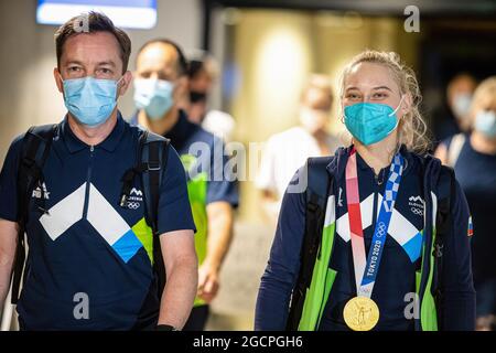 Zgornji Brnik, Slovenia. 09 agosto 2021. L'arrampicatore sloveno Janja Garnbret e il suo allenatore Roman Krajnik arrivano all'aeroporto di Lubiana dalle Olimpiadi di Tokyo. Il 6 agosto, Janja Garnbret divenne la prima donna a vincere una medaglia d'oro nell'arrampicata sportiva alle Olimpiadi. L'arrampicata sportiva ha fatto il suo debutto olimpico ai Giochi Olimpici di Tokyo. Credit: SOPA Images Limited/Alamy Live News Foto Stock