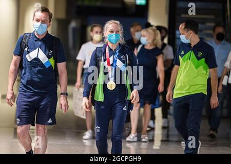Zgornji Brnik, Slovenia. 09 agosto 2021. L'arrampicatore sloveno Janja Garnbret e il suo allenatore Roman Krajnik arrivano all'aeroporto di Lubiana dalle Olimpiadi di Tokyo. Il 6 agosto, Janja Garnbret divenne la prima donna a vincere una medaglia d'oro nell'arrampicata sportiva alle Olimpiadi. L'arrampicata sportiva ha fatto il suo debutto olimpico ai Giochi Olimpici di Tokyo. Credit: SOPA Images Limited/Alamy Live News Foto Stock