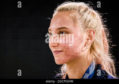 Zgornji Brnik, Slovenia. 09 agosto 2021. Janja Garnbret, arrampicatrice slovena, parla alla stampa all'arrivo all'aeroporto di Lubiana dalle Olimpiadi di Tokyo. Il 6 agosto, Janja Garnbret divenne la prima donna a vincere una medaglia d'oro nell'arrampicata sportiva alle Olimpiadi. L'arrampicata sportiva ha fatto il suo debutto olimpico ai Giochi Olimpici di Tokyo. Credit: SOPA Images Limited/Alamy Live News Foto Stock