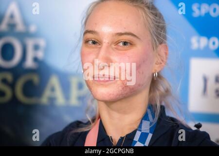 Zgornji Brnik, Slovenia. 09 agosto 2021. Janja Garnbret, arrampicatrice slovena, parla alla stampa all'arrivo all'aeroporto di Lubiana dalle Olimpiadi di Tokyo. Il 6 agosto, Janja Garnbret divenne la prima donna a vincere una medaglia d'oro nell'arrampicata sportiva alle Olimpiadi. L'arrampicata sportiva ha fatto il suo debutto olimpico ai Giochi Olimpici di Tokyo. (Foto di Luka Dakskobler/SOPA Images/Sipa USA) Credit: Sipa USA/Alamy Live News Foto Stock