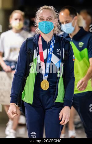 Zgornji Brnik, Slovenia. 09 agosto 2021. L'arrampicatore sloveno Janja Garnbret arriva all'aeroporto di Lubiana dalle Olimpiadi di Tokyo. Il 6 agosto, Janja Garnbret divenne la prima donna a vincere una medaglia d'oro nell'arrampicata sportiva alle Olimpiadi. L'arrampicata sportiva ha fatto il suo debutto olimpico ai Giochi Olimpici di Tokyo. (Foto di Luka Dakskobler/SOPA Images/Sipa USA) Credit: Sipa USA/Alamy Live News Foto Stock