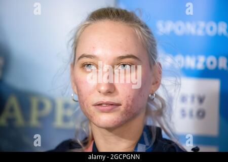 Zgornji Brnik, Slovenia. 09 agosto 2021. Janja Garnbret, arrampicatrice slovena, parla alla stampa all'arrivo all'aeroporto di Lubiana dalle Olimpiadi di Tokyo. Il 6 agosto, Janja Garnbret divenne la prima donna a vincere una medaglia d'oro nell'arrampicata sportiva alle Olimpiadi. L'arrampicata sportiva ha fatto il suo debutto olimpico ai Giochi Olimpici di Tokyo. (Foto di Luka Dakskobler/SOPA Images/Sipa USA) Credit: Sipa USA/Alamy Live News Foto Stock