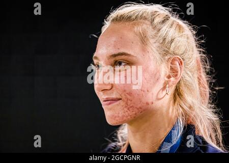 Zgornji Brnik, Slovenia. 09 agosto 2021. Janja Garnbret, arrampicatrice slovena, parla alla stampa all'arrivo all'aeroporto di Lubiana dalle Olimpiadi di Tokyo. Il 6 agosto, Janja Garnbret divenne la prima donna a vincere una medaglia d'oro nell'arrampicata sportiva alle Olimpiadi. L'arrampicata sportiva ha fatto il suo debutto olimpico ai Giochi Olimpici di Tokyo. (Foto di Luka Dakskobler/SOPA Images/Sipa USA) Credit: Sipa USA/Alamy Live News Foto Stock