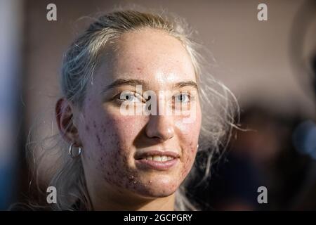 Zgornji Brnik, Slovenia. 09 agosto 2021. Janja Garnbret, arrampicatrice slovena, parla alla stampa all'arrivo all'aeroporto di Lubiana dalle Olimpiadi di Tokyo. Il 6 agosto, Janja Garnbret divenne la prima donna a vincere una medaglia d'oro nell'arrampicata sportiva alle Olimpiadi. L'arrampicata sportiva ha fatto il suo debutto olimpico ai Giochi Olimpici di Tokyo. (Foto di Luka Dakskobler/SOPA Images/Sipa USA) Credit: Sipa USA/Alamy Live News Foto Stock