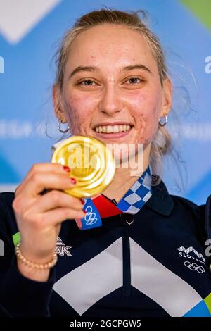 Zgornji Brnik, Slovenia. 09 agosto 2021. L'arrampicatore sloveno Janja Garnbret si pone per una foto all'arrivo all'aeroporto di Lubiana dalle Olimpiadi di Tokyo. Il 6 agosto, Janja Garnbret divenne la prima donna a vincere una medaglia d'oro nell'arrampicata sportiva alle Olimpiadi. L'arrampicata sportiva ha fatto il suo debutto olimpico ai Giochi Olimpici di Tokyo. (Foto di Luka Dakskobler/SOPA Images/Sipa USA) Credit: Sipa USA/Alamy Live News Foto Stock