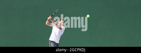 Giocatore di tennis uomo che gioca a colpire palla con racchetta su sfondo banner orizzontale verde. Tecnica di grip per l'allenamento degli atleti sportivi in campo all'aperto. Foto Stock