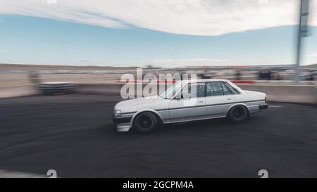 VicDrift Practice Day 2: Silver Toyota Cressida si sposta intorno al tornante finale al circuito di Calder Park Formula Drift Layout. Foto Stock