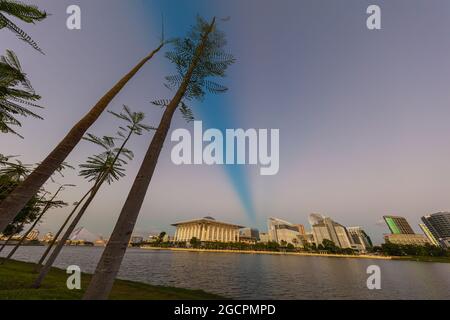 Tramonto sulla città di Putrajaya, Malesia. Il cielo blu cade nella notte. Atmosfera romantica sul lago di Putrajaya. Lo skyline nel li dorato Foto Stock