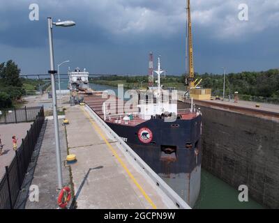 Ontario, Canada - UNA nave di trasporto lunga e stretta attraversa il canale di Welland che permette alle navi di bypassare le cascate del Niagara per collegare il lago Foto Stock