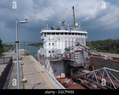 Ontario, Canada - UNA nave di trasporto lunga e stretta attraversa il canale di Welland che permette alle navi di bypassare le cascate del Niagara per collegare il lago Foto Stock