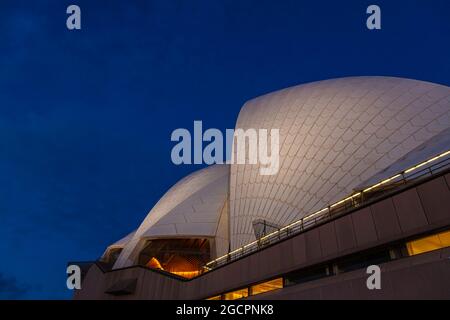 Sydney, Australia - 14 ottobre 2020: Il tetto del teatro lirico illuminato di Sydney di notte. Le tegole sul tetto si illuminano nei riflettori. The Sydney Foto Stock