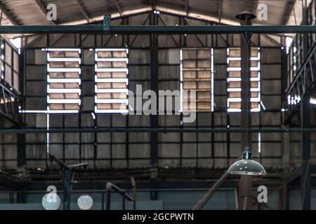 La luce si illumina attraverso la parete della tendina parasole all'interno del magazzino. Per l'area di fabbrica in cui la luce deve passare attraverso, fuoco selettivo. Foto Stock