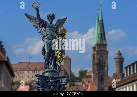 Figura di Victoria in un memoriale di guerra, Kaiserburg e Chiesa di San Sembaldo sullo sfondo, Norimberga, Franconia Centrale, Baviera, Germania Foto Stock