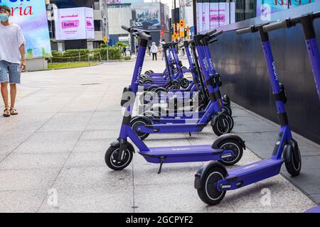 Kuala Lumpur, Malesia - 04 ottobre 2020: Scooter elettronico condiviso pubblico da Beam sulle strade di Kuala Lumpur. Gli scooter violetti sono disponibili Foto Stock