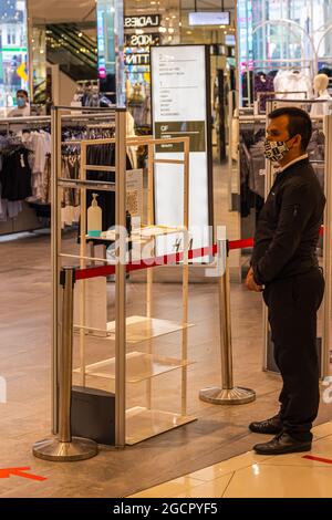 Kuala Lumpur, Malesia - 04 ottobre 2020: Controllo dell'ingresso in un centro commerciale in malesia, per evitare l'ulteriore diffusione del virus della corona covid-19. Registratio Foto Stock