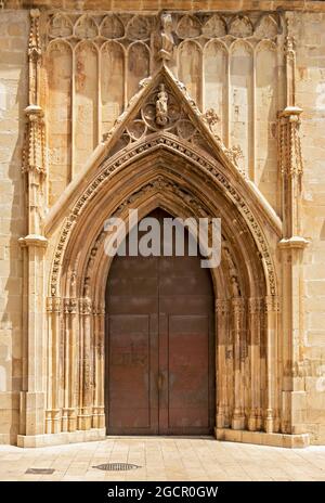 Portale ornato della Collegiata Basilica di Santa Maria aka la Seu, Gandia (Gandia), Spagna Foto Stock