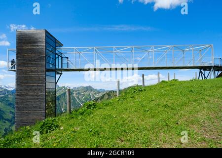 Piattaforma di osservazione a Walmendinger Horn, Allgaeu Alps, Kleinwalsertal, Vorarlberg, Austria Foto Stock