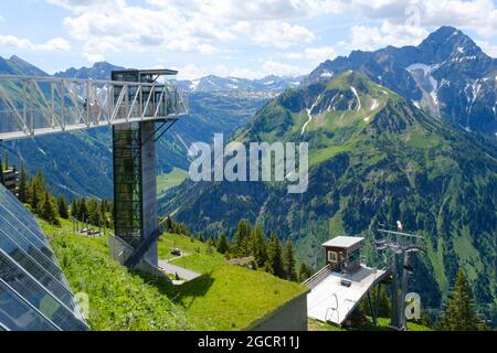 Piattaforma di osservazione a Walmendinger Horn, Widderstein sullo sfondo, Alpi Allgaeu, Kleinwalsertal, Vorarlberg, Austria Foto Stock